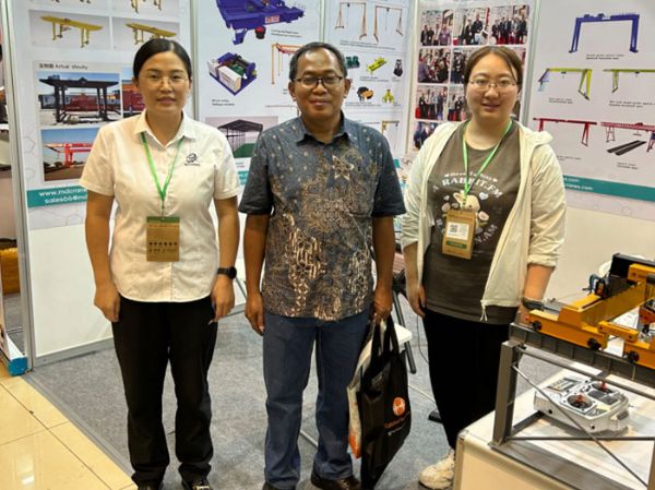 与国外友人合影